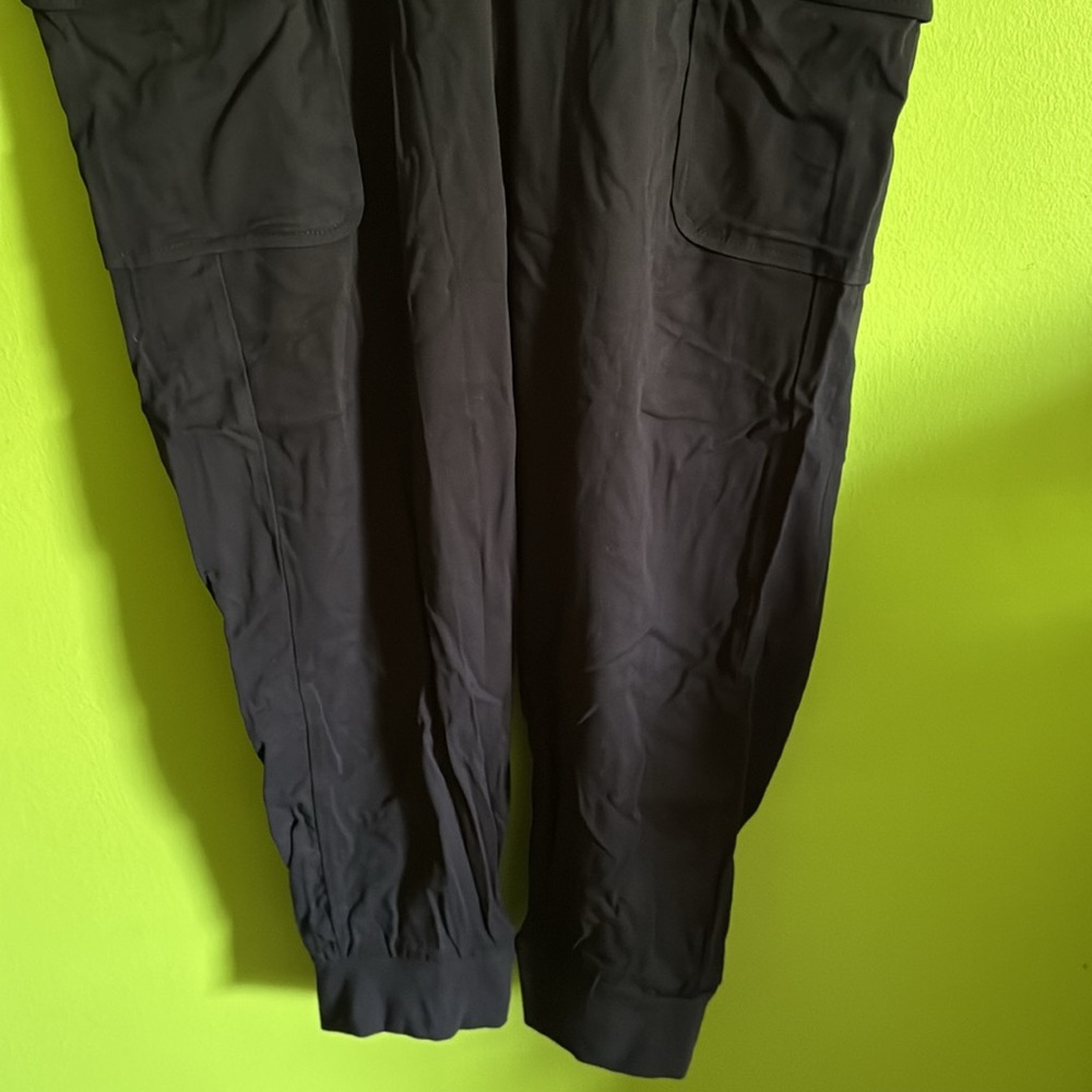 NWT Torrid Black Relaxed Fit Stretch Mid-Rise Jogger Cargo Pants Size 0 M/L 12 - Picture 3 of 5